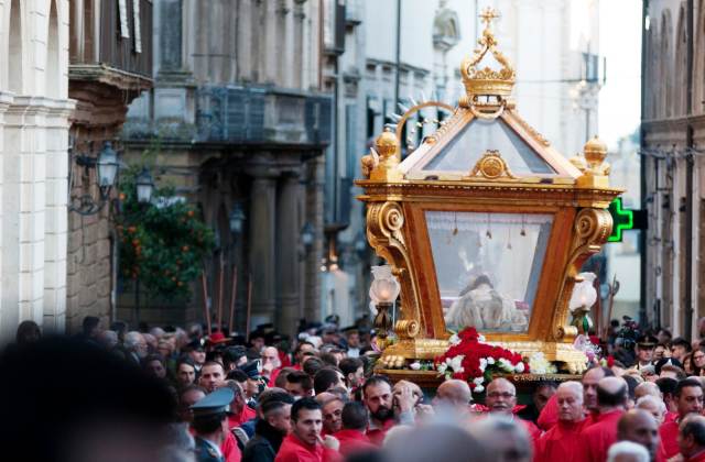 Pasqua 2022 a Caltagirone. Oggi, Venerdì Santo, c'è la processione del Cristo Morto